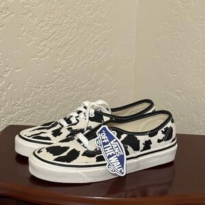 Vans Womans Low-Top Sneakers in Black & White Cow Print